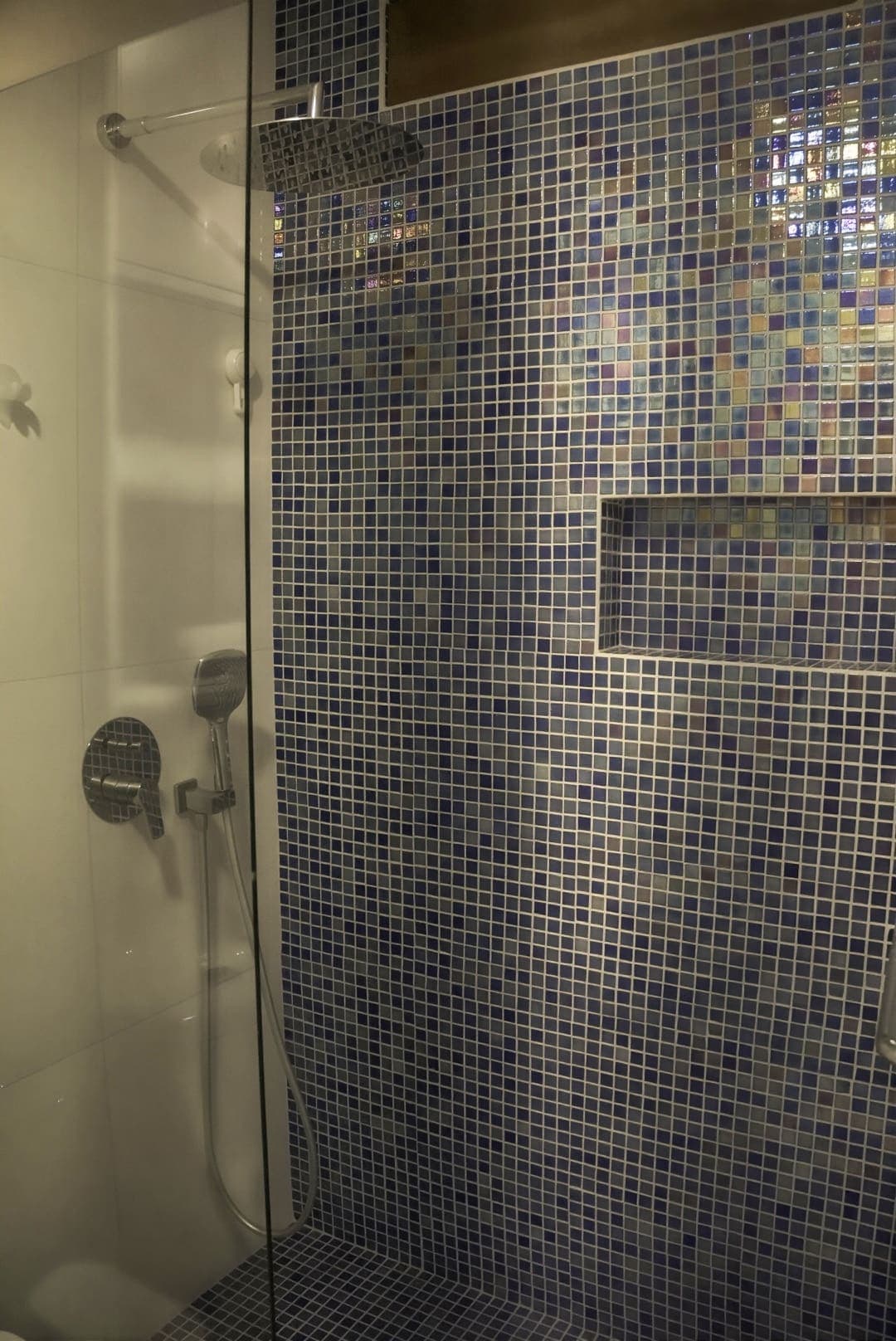 Ducha con mampara de cristal y gresite azul