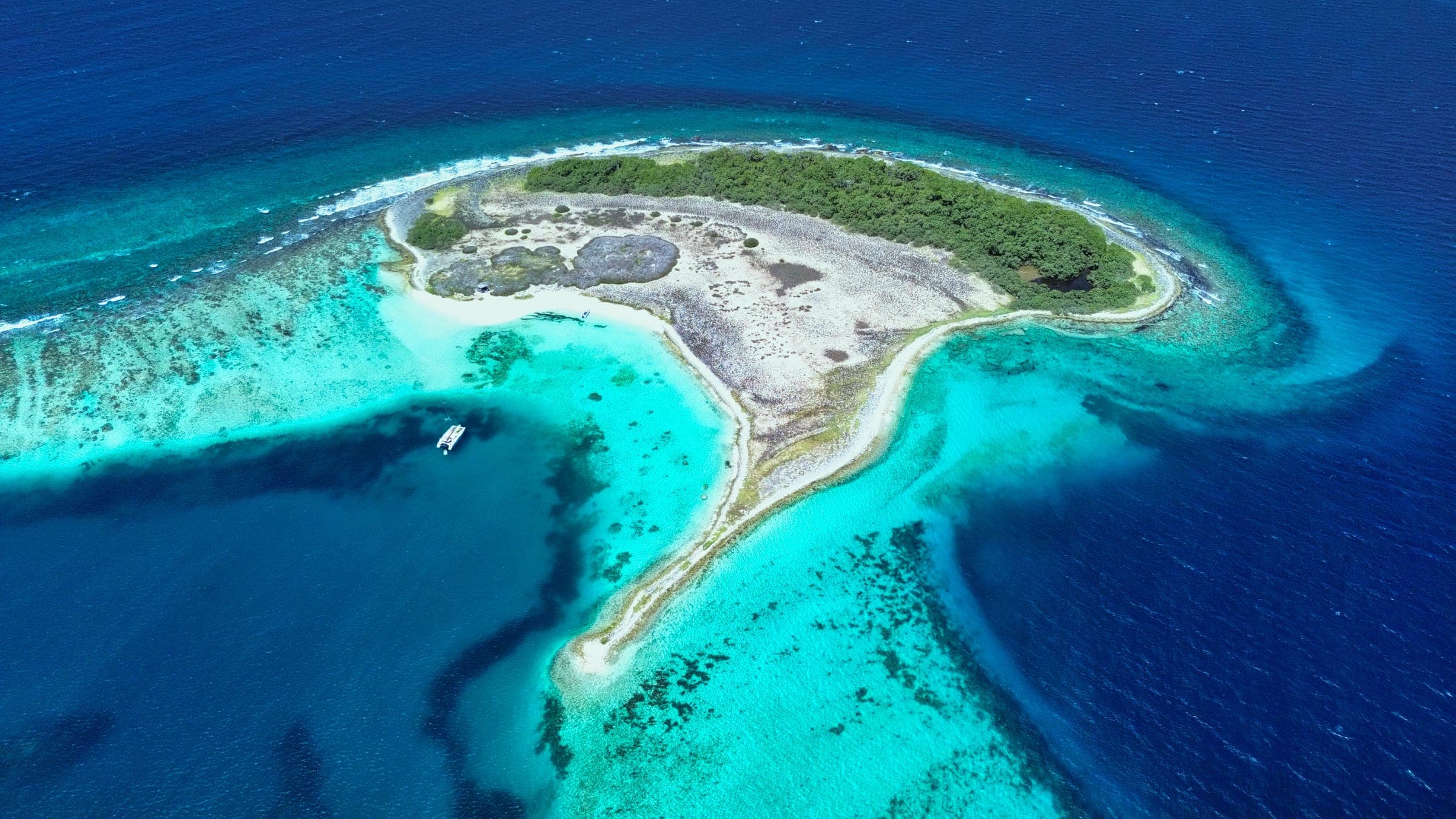 Un cayo del archipiélago rodeado de arrecife, visto desde el aire